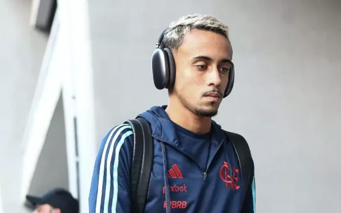 Matheus Gonçalves chegando no Maracanã para o clássico contra o Vasco