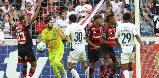 Rossi e jogadores em campo no jogo entre Flamengo x LDU pela Libertadores