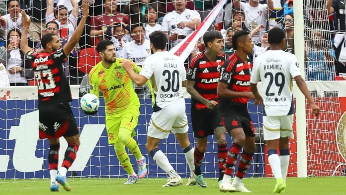 Rossi e jogadores em campo no jogo entre Flamengo x LDU pela Libertadores