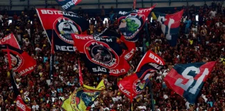 Torcida do Flamengo presente no Maracanã no clássico contra o Corinthians