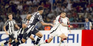 Arraascaeta em campo pelo Flamengo contra o Central Córdoba