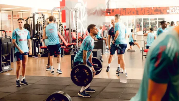 Jogadores do Flamengo na academia do Ninho do Urubu
