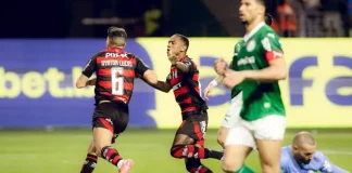 Ayrton Lucas e Wallace Yan comemoram o 2º gol do Flamengo sobre o Palmeiras