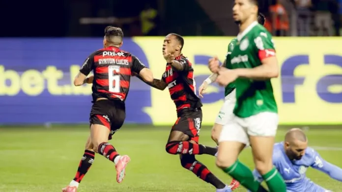 Ayrton Lucas e Wallace Yan comemoram o 2º gol do Flamengo sobre o Palmeiras