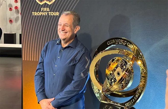 BAP Presidente do Flamengo e o troféu do Mundial de Clubes