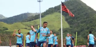 Bruno Henrique e jogadores em treino do Flamengo no Ninho do Urubu