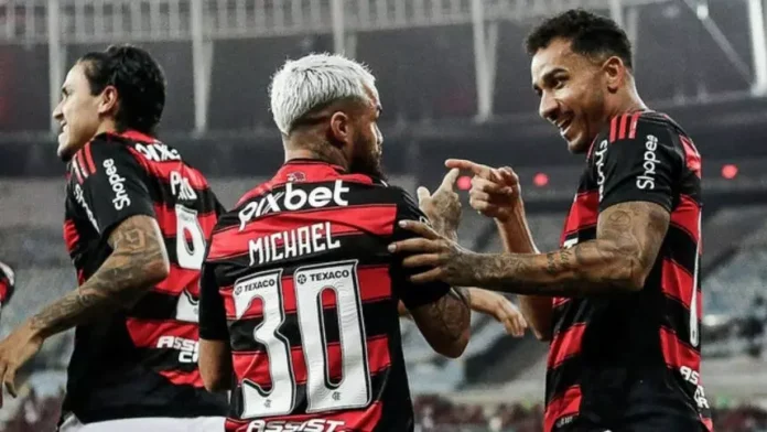 Danilo e Michael comemoram mais um gol do Flamengo sobre o Botafogo-PB