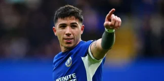 Enzo Fernandez em campo pelo Chelsea