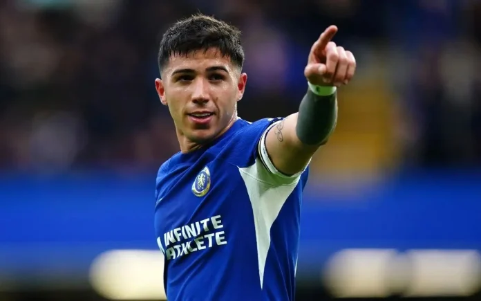 Enzo Fernandez em campo pelo Chelsea