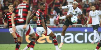 Everton Araújo, Luiz Araújo e Léo Pereira em campo pelo Flamengo contra o Botafogo
