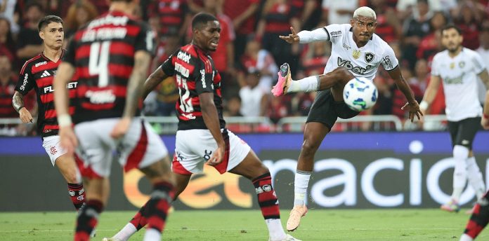 Evertton-Araujo-Flamengo-0-0-Botafogo-180525 Everton Araújo, Luiz Araújo e Léo Pereira em campo pelo Flamengo contra o Botafogo