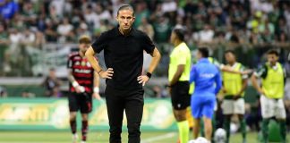 Filipe Luís comandando o Flamengo contra o Palmeiras