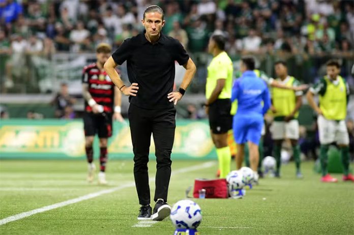 Filipe Luís comandando o Flamengo contra o Palmeiras
