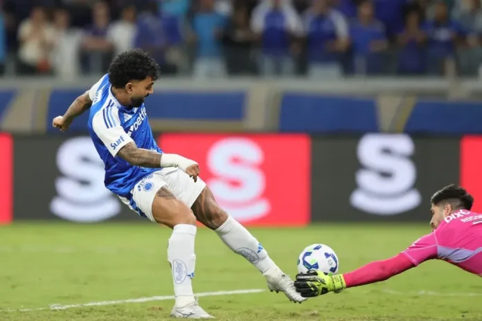 Gabigol marca o gol da vitória do Cruzeiro sobre o Flamengo
