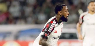 Gerson em campo pelo Flamengo contra o Central Córdoba