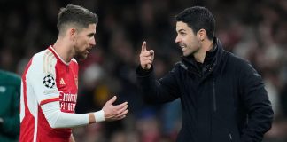 Jorginho e o técnico Arteta em jogo do Arsenal