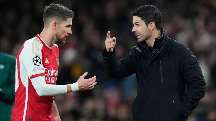 Jorginho e o técnico Arteta em jogo do Arsenal