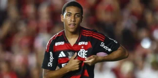 Joshua marca e comemora o gol da vitória do Flamengo sobre o Botafogo-PB