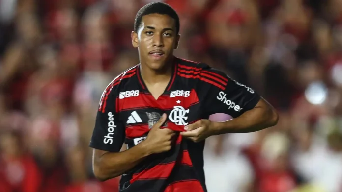 Joshua marca e comemora o gol da vitória do Flamengo sobre o Botafogo-PB