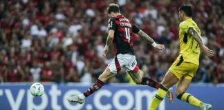 Léo Pereira marca o gol da vitória do Flamengo sobre o Deportivo Táchira