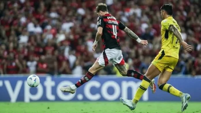 Léo Pereira marca o gol da vitória do Flamengo sobre o Deportivo Táchira
