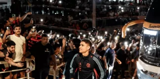 Luiz Araújo no desembarque do Flamengo no hotel em São Luís do Maranhão