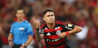 Luiz Araújo marca e comemora gol pelo Flamengo contra a LDU