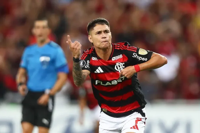 Luiz Araújo marca e comemora gol pelo Flamengo contra a LDU