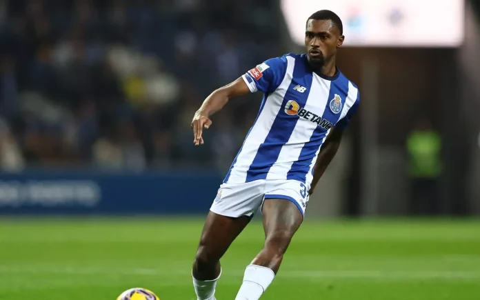 Zagueiro Otávio em campo pelo Porto