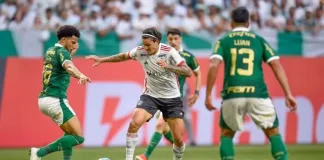 Pedro em campo pelo Flamengo contra o Palmeiras