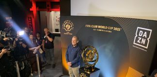 BAP Presidente do Flamengo com o troféu do Mundial de Clubes na Gávea