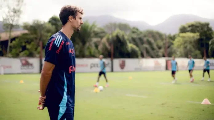 Rodrigo Caio em treino do Flamengo no Ninho do Urubu