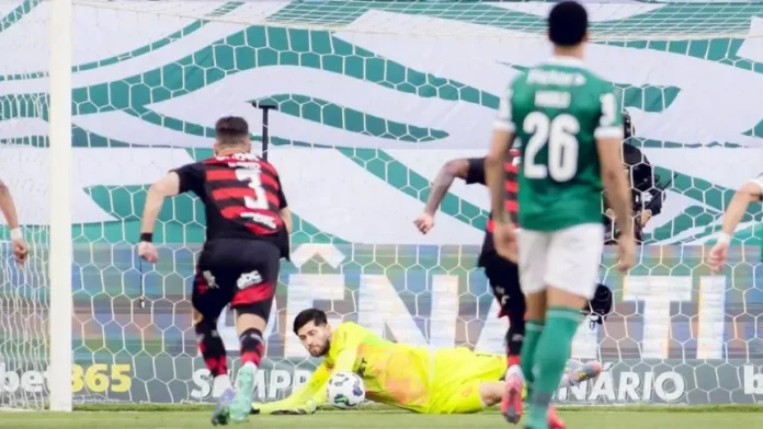 Rossi defende pênalti na vitória do Flamengo sobre o Palmeiras