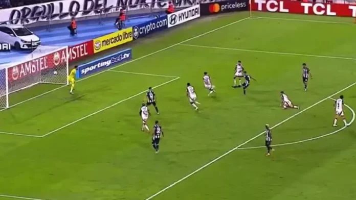 Rossi faz uma ótima defesa no jogo contra o Central Córdoba