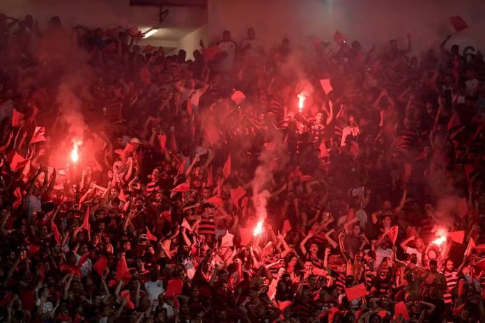 Torcida do Flamengo presente no Maracanã contra o Deportivo Táchira