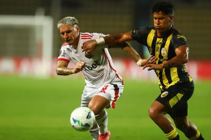 Varela-Flamengo-Deportivo-Tachira-2025 Varela em campo pelo Flamengo contra o Deportivo Táchira