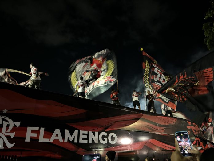 AeroFla: Torcida do Flamengo faz a festa no embarque para o Mundial de Clubes