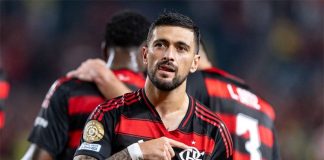 Arrascaeta marco o 1º gol do Flamengo na vitória sobre o Espérance