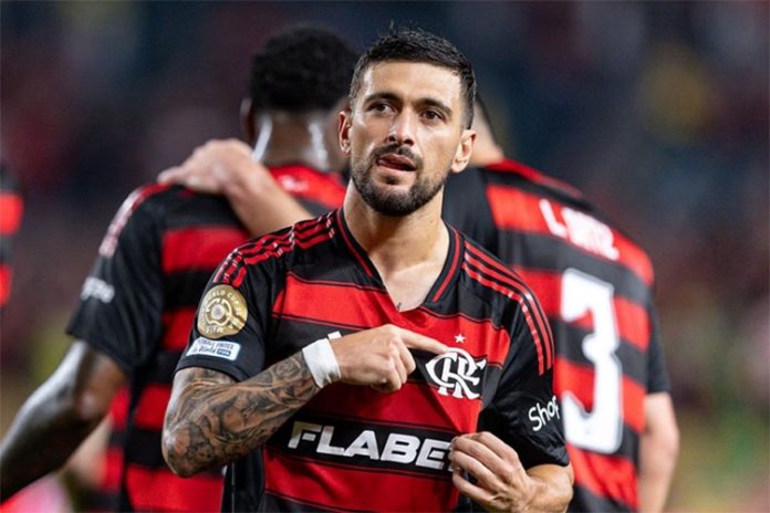 Arrascaeta marco o 1º gol do Flamengo na vitória sobre o Espérance