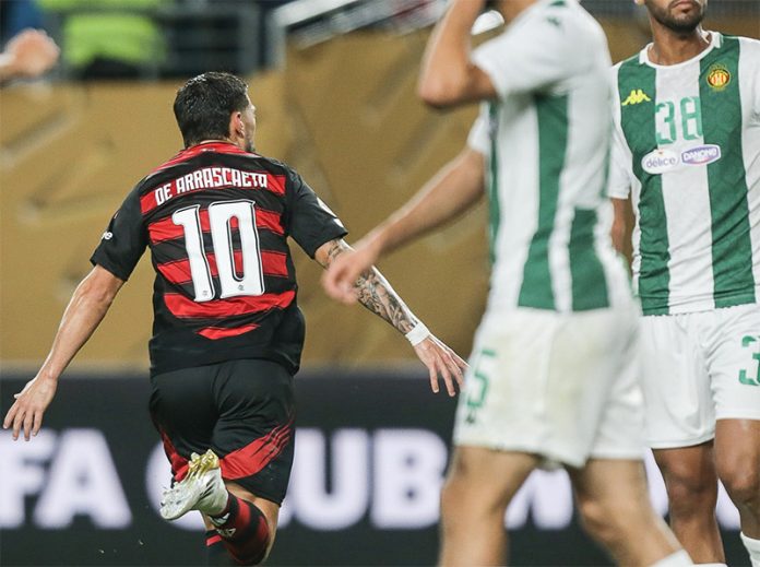 Arrascaeta marco o 1º gol do Flamengo na vitória sobre o Espérance