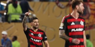 Arrascaeta marco o 1º gol do Flamengo na vitória sobre o Espérance