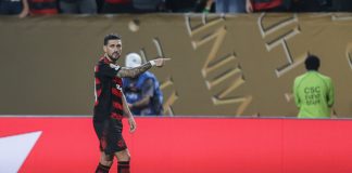 Arrascaeta marco o 1º gol do Flamengo na vitória sobre o Espérance