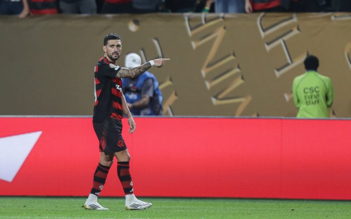 Arrascaeta marco o 1º gol do Flamengo na vitória sobre o Espérance