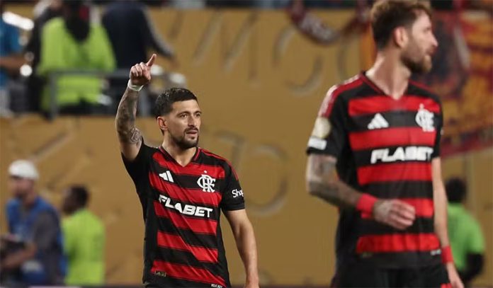 Arrascaeta marco o 1º gol do Flamengo na vitória sobre o Espérance