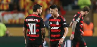 Arrascaeta e Luiz Araújo em campo pelo Flamengo contra o Espérance