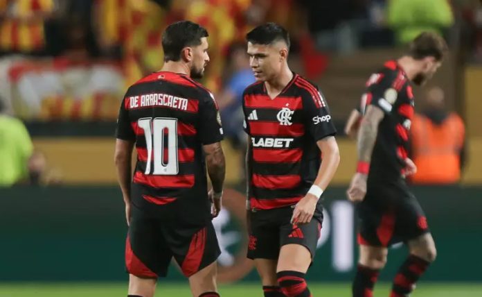 Arrascaeta e Luiz Araújo em campo pelo Flamengo contra o Espérance