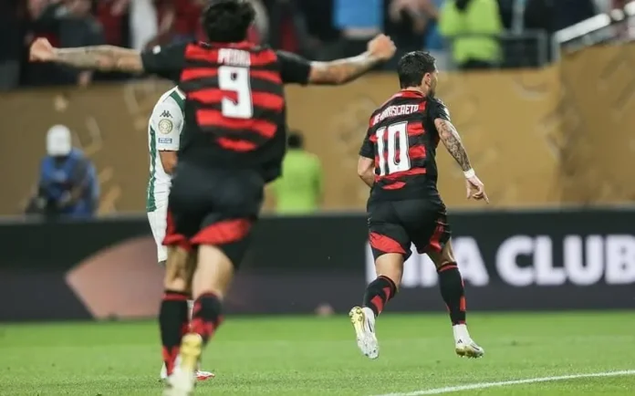 Arrascaeta e Pedro comemoram o 1º gol do Flamengo contra o Espérance