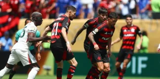 Jogadores do Flamengo em campo na vitória contra o Chelsea
