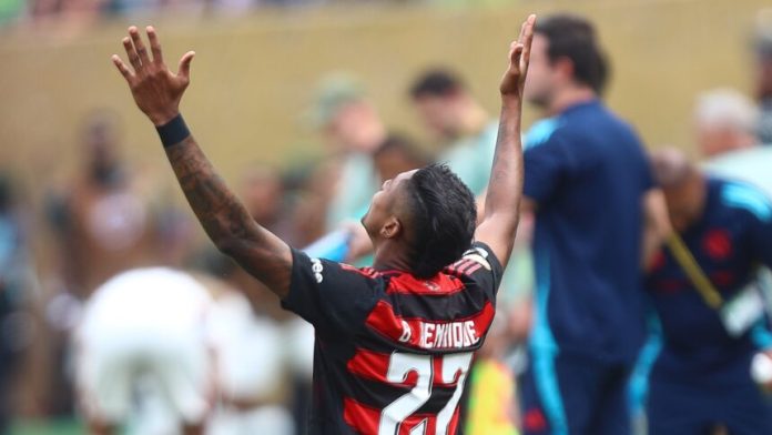 Bruno Henrique marca o 1º gol do Flamengo na vitória sobre o Chelsea