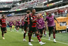Bruno Henrique e jogadores comemoram gol do Flamengo contra mo Chelsea